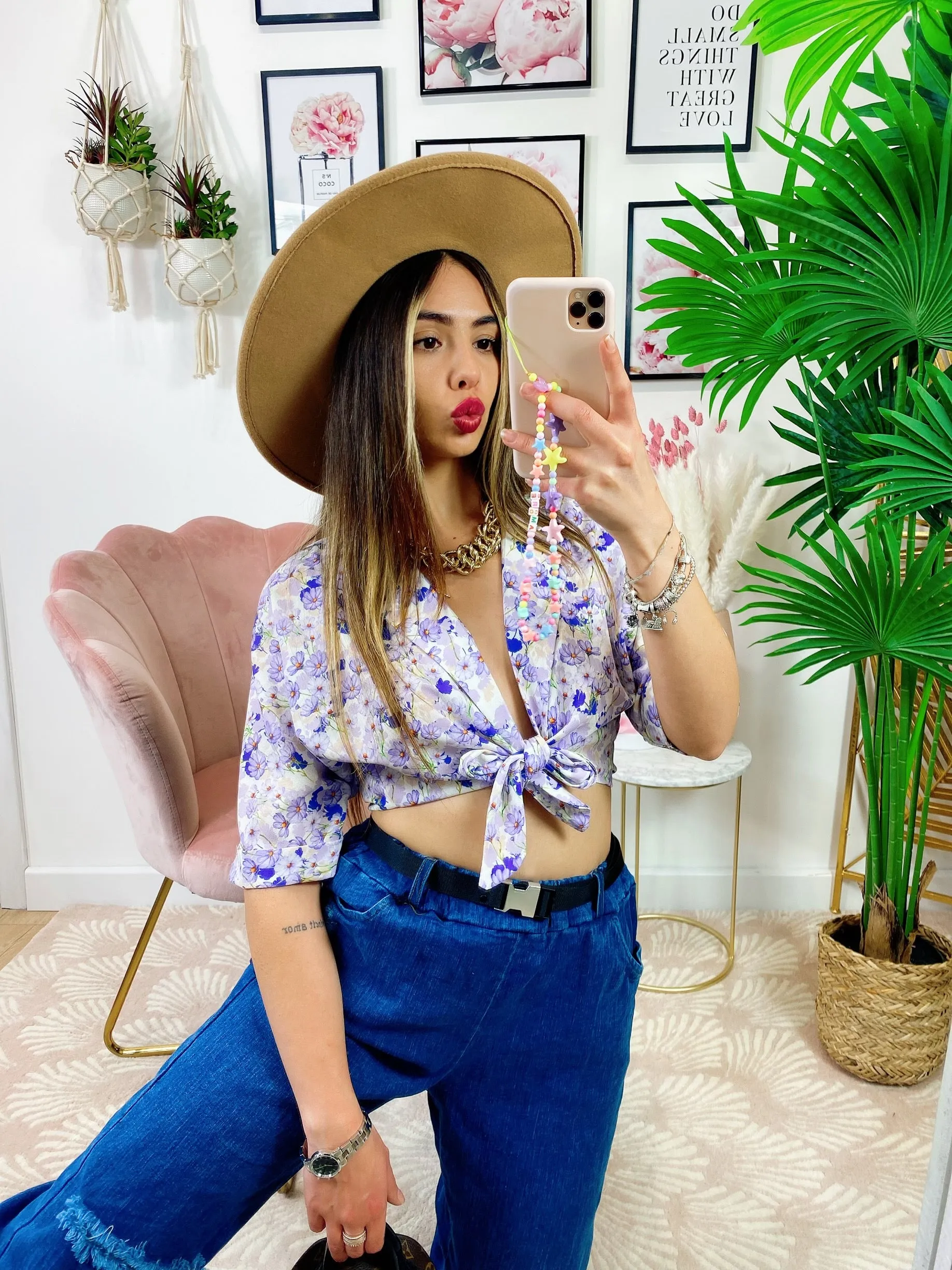 Jeans con cintura e strappi zampa larga