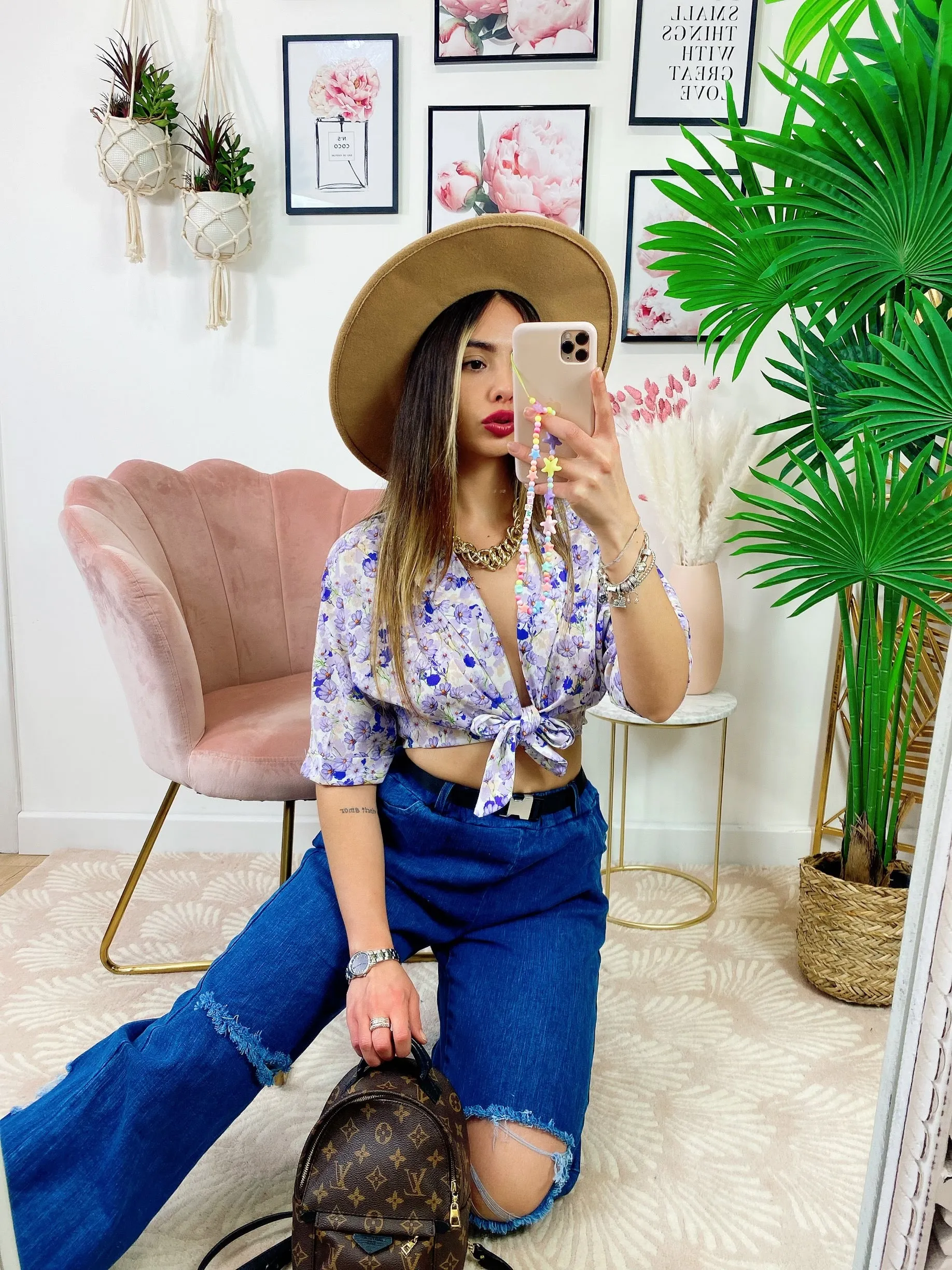 Jeans con cintura e strappi zampa larga