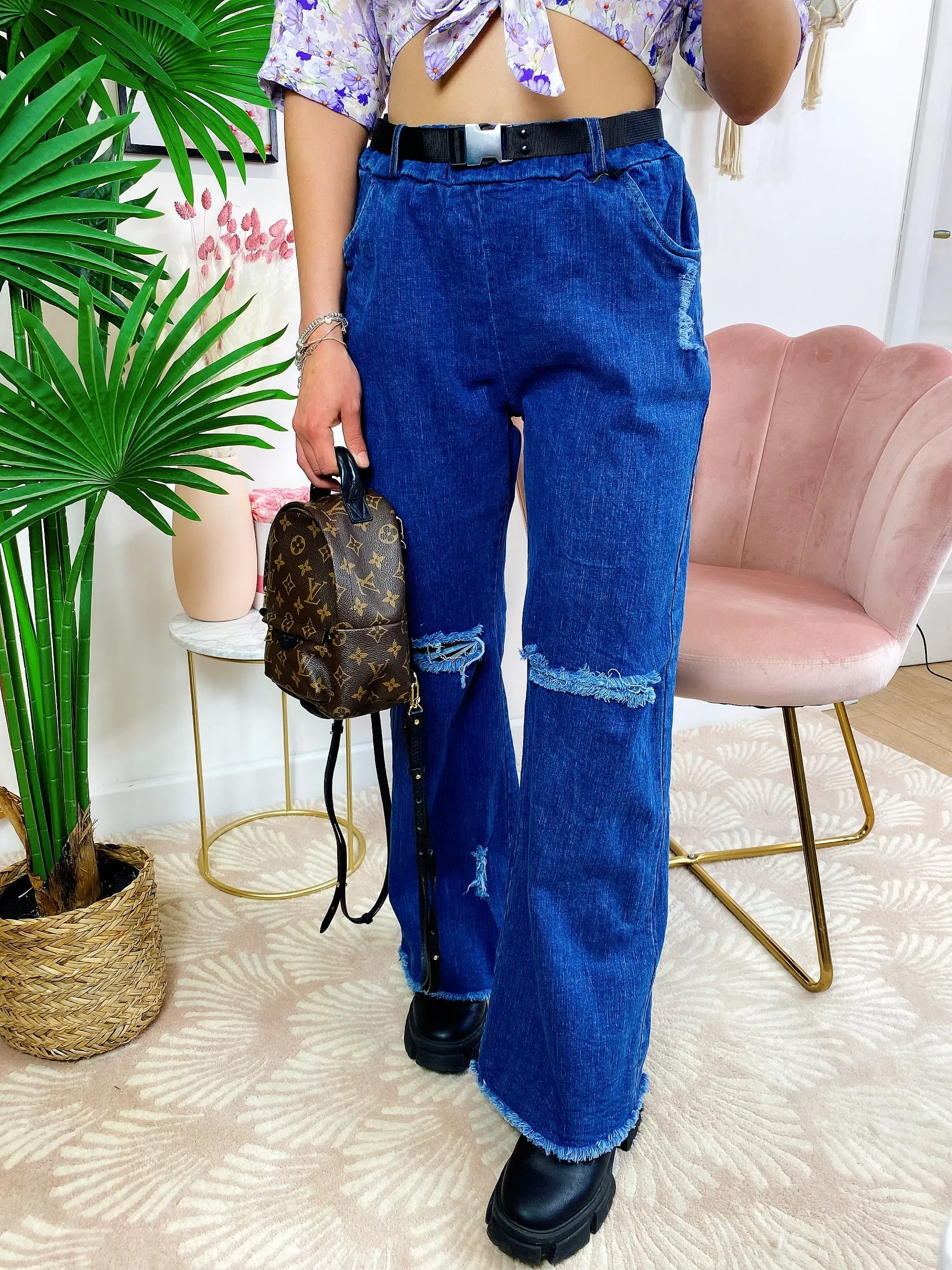 Jeans con cintura e strappi zampa larga