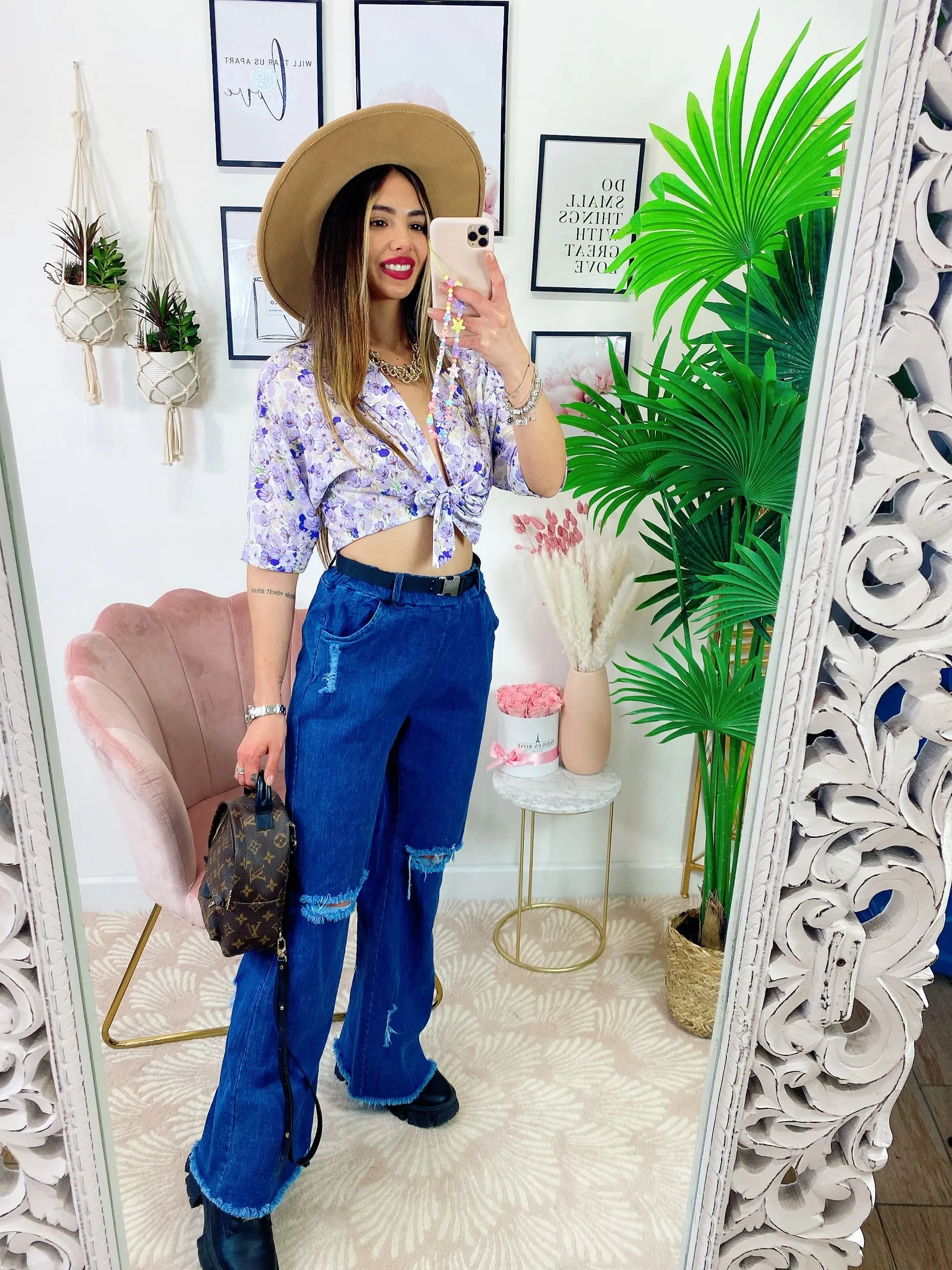 Jeans con cintura e strappi zampa larga